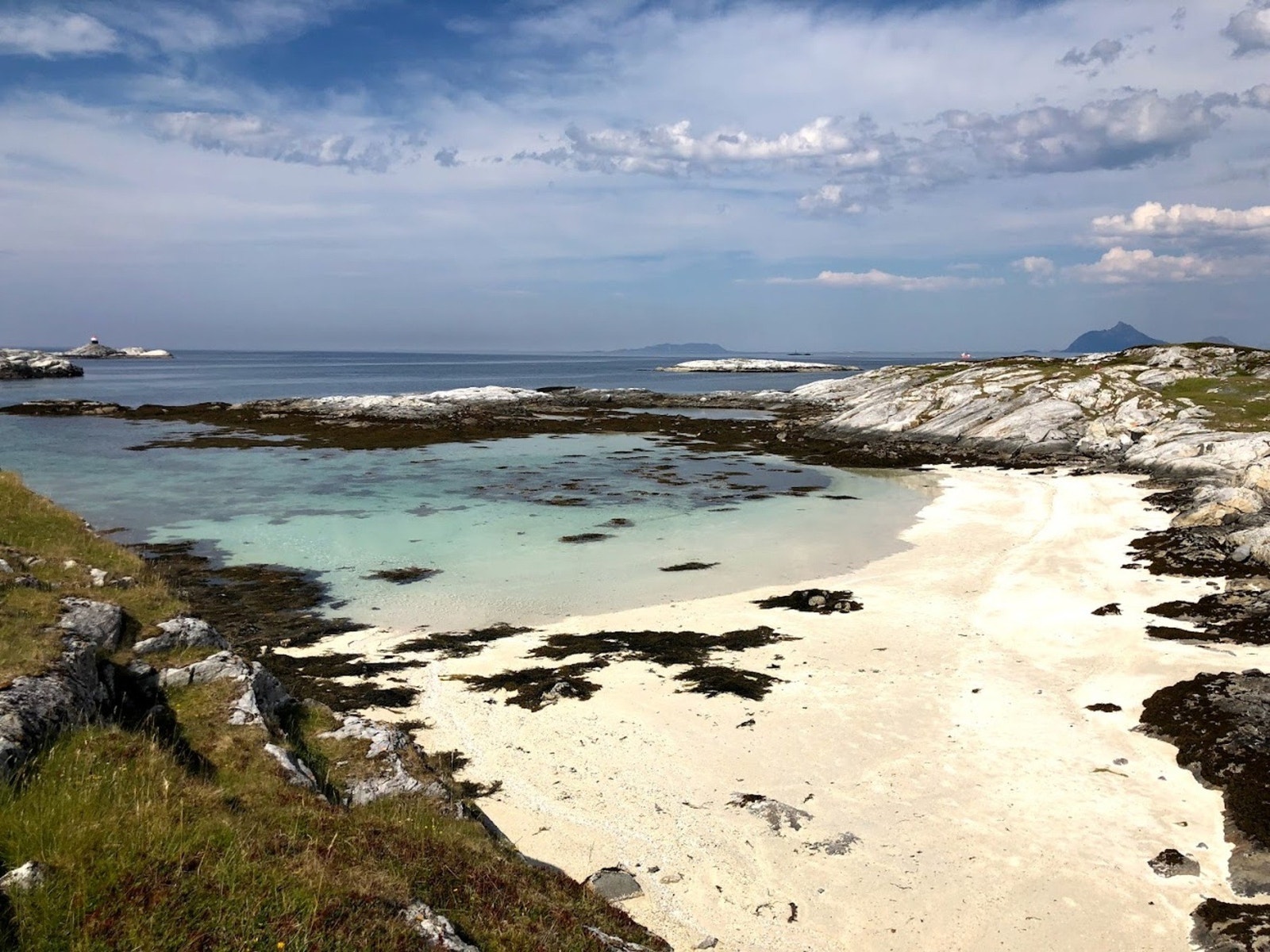 Slettholmen ligger like ved og har en nydelig strand Galleribilde