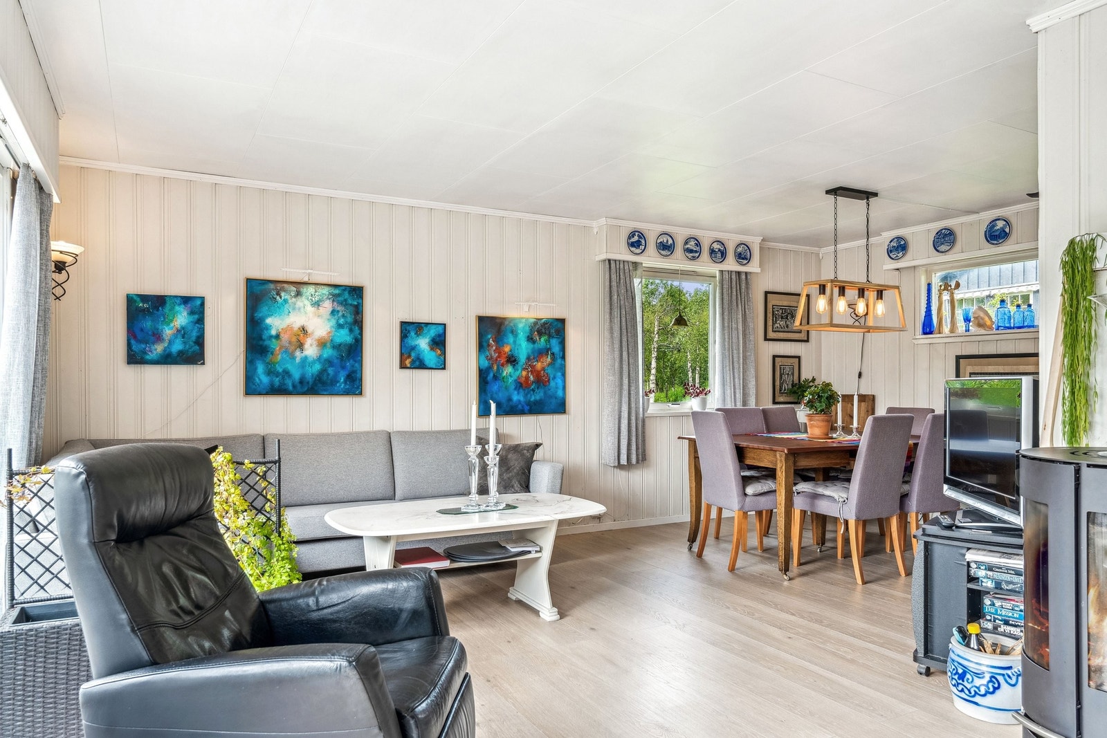 Stue med ny rentbrennende ovn Galleribilde