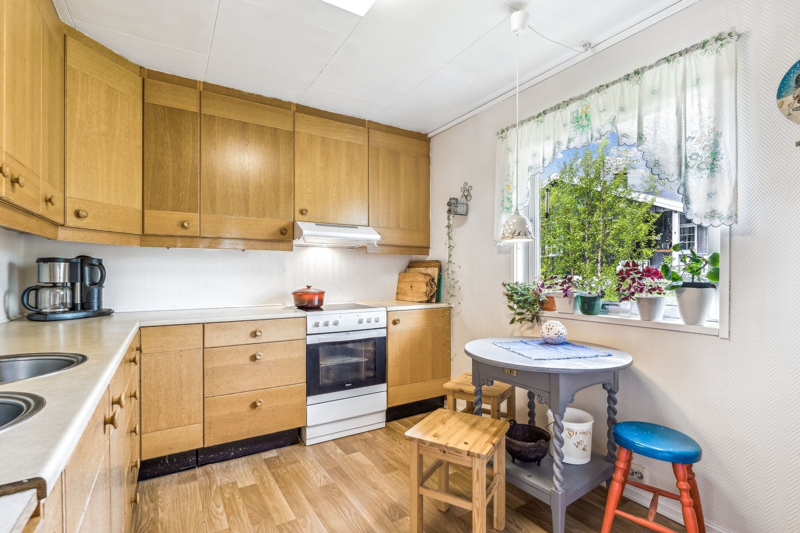 Kjøkken med innredning i eik. Galleribilde