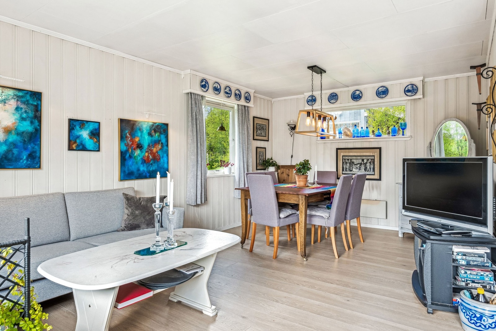 Trivelig hjørne med plass til spisebord Galleribilde