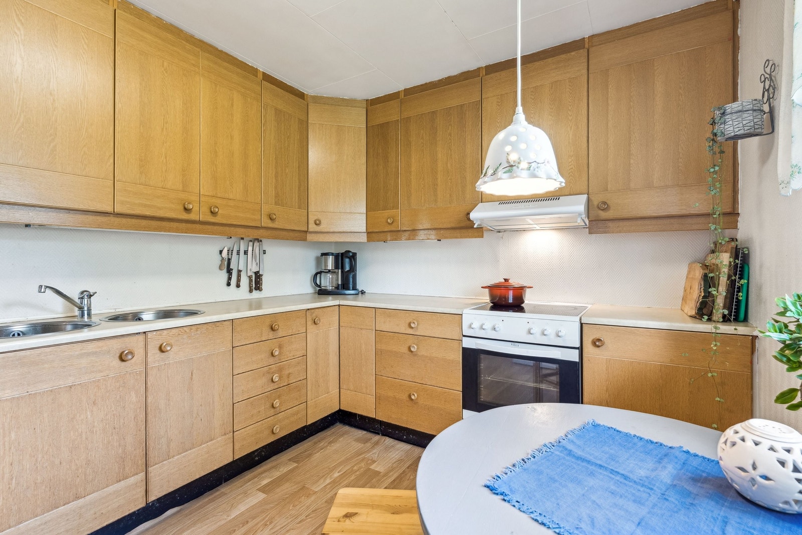 Mye god skapplass med skap til taket Galleribilde