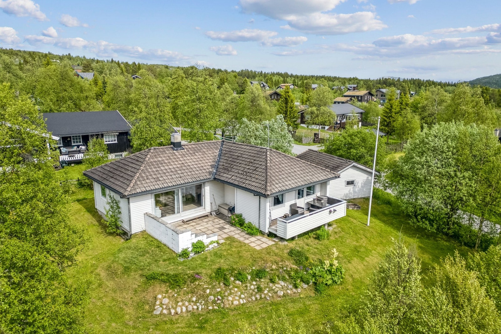 Hyggelig eiendom på rolig og barnevennlig byggefelt.
Kort vei til sentrum med butikker, restauranter og aktiviteter. Buss holdeplass i umiddelbar nærhet. Sykkel- og gangvei til sentrum. Galleribilde