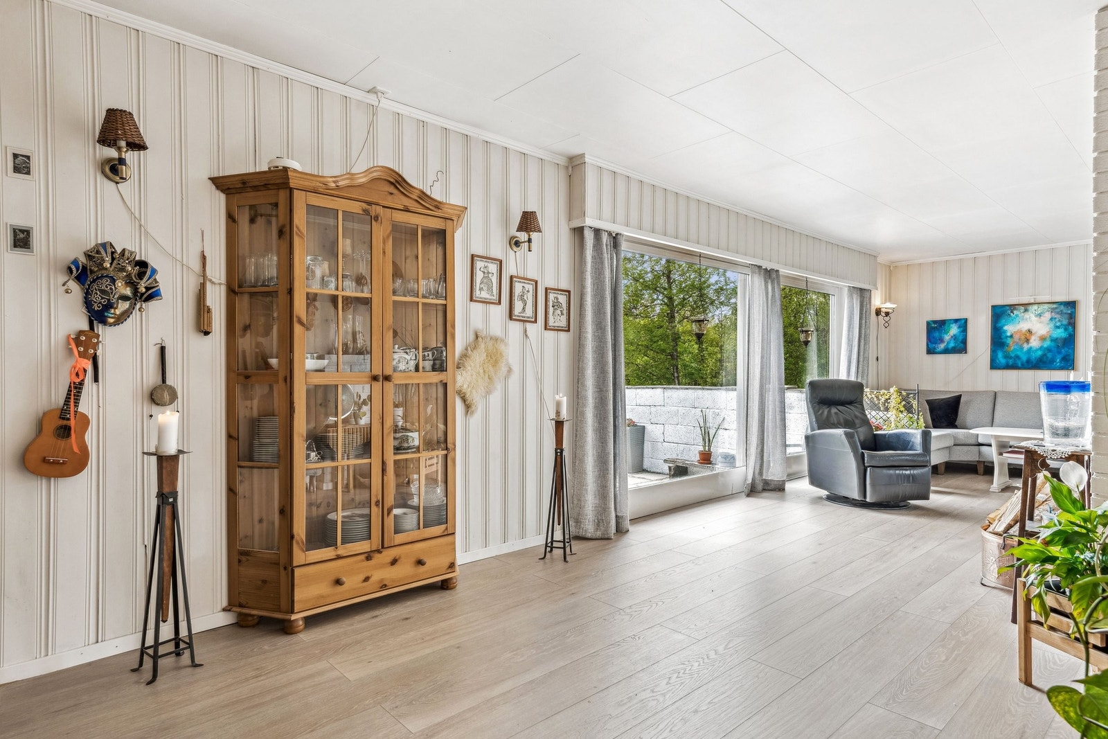 Skyvedør ut til hellelagt platting Galleribilde