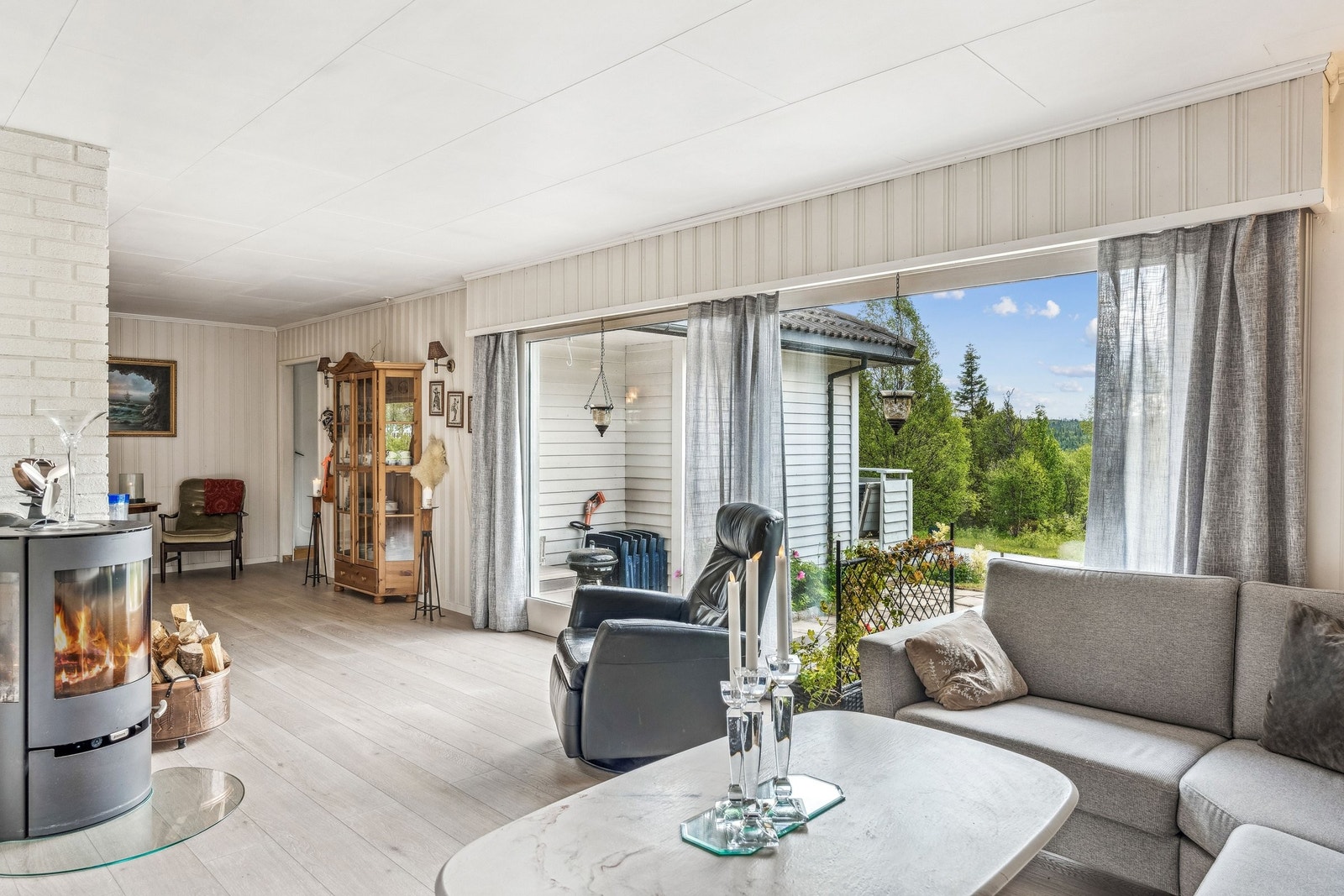 Hyggelig vinkelstue med flott utsikt til Slettefjell og Jotunheimen Galleribilde