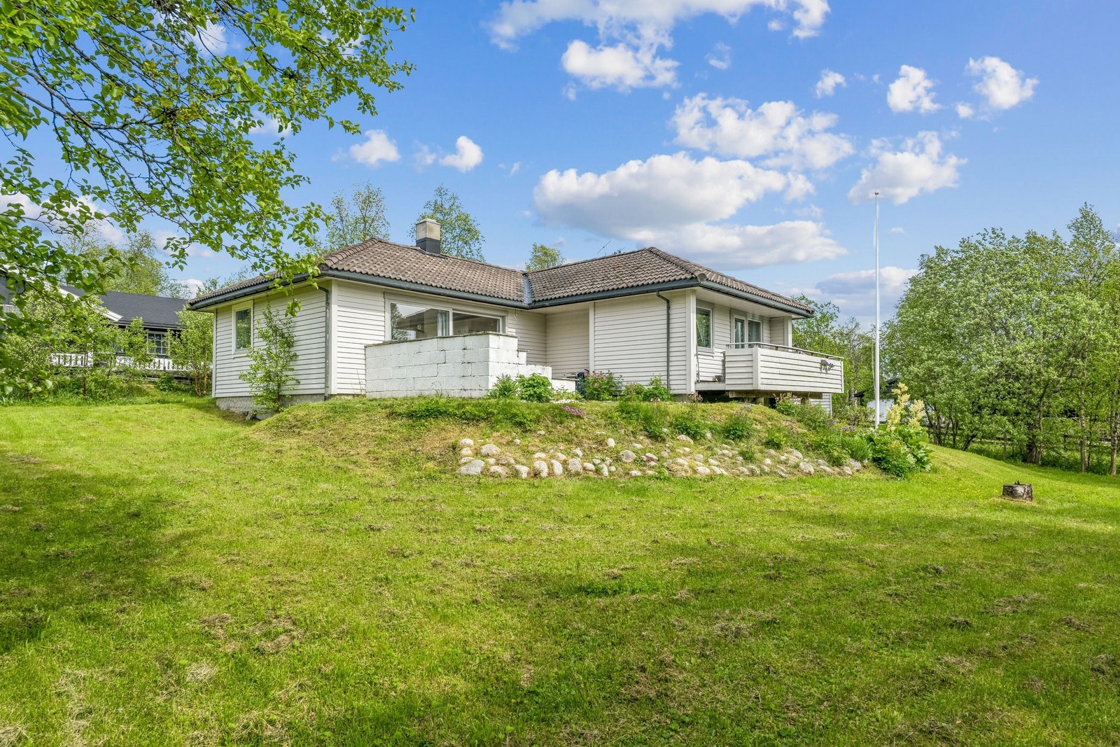 Bebodd kjeller med stue, bad, kjøkken, soverom og boder. Egen inngang. Galleribilde