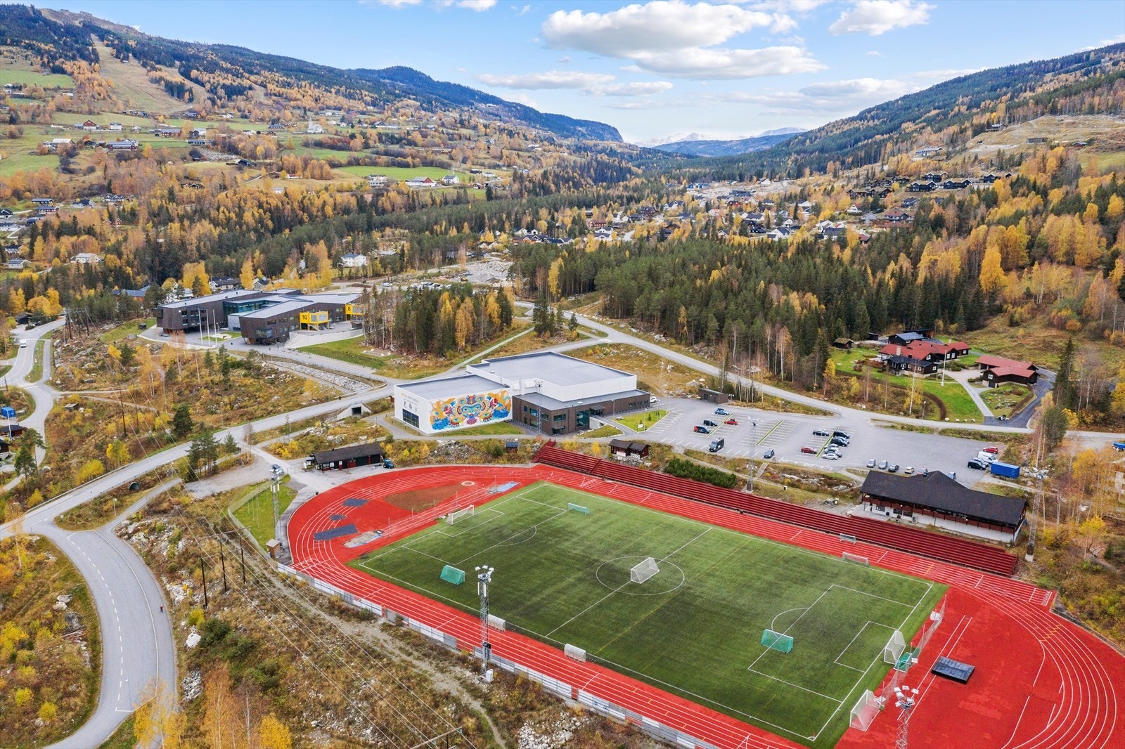 Hallingmo: med skole, idrettsanlegg, fotballbane, sykkelstier, freesbeegolf, etc Galleribilde