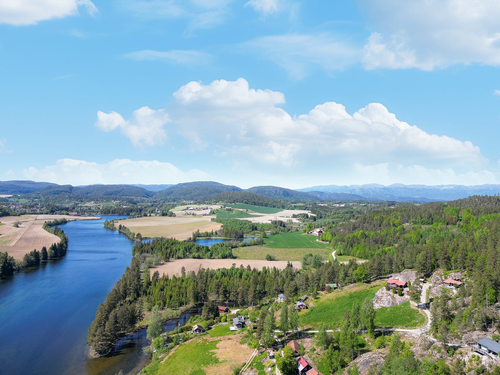 Til sentrum av Lunde er det ca. 4 km med dagligvareforretning, butikker samt kollektivtilbud. Det er ca. 13 km til Ulefoss sentrum med dagligvareforretninger, butikker mm. Galleribilde