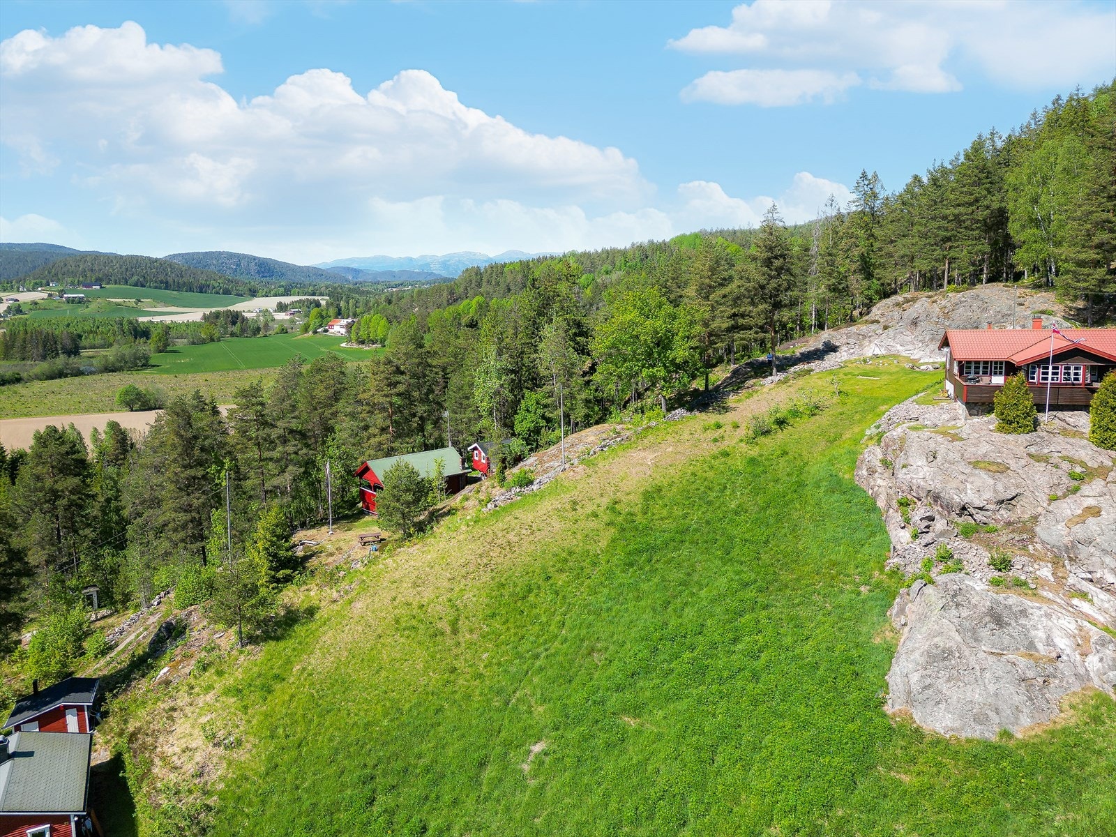 Her bor du idyllisk til med flotte turområder rett utenfor døren, og spennende lekearealer for barna! Galleribilde