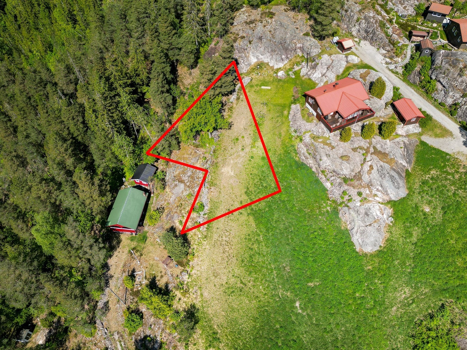 Forestill deg en liten arkitekttegnet minihytte - omgitt av ro, skog og fuglesang. Galleribilde