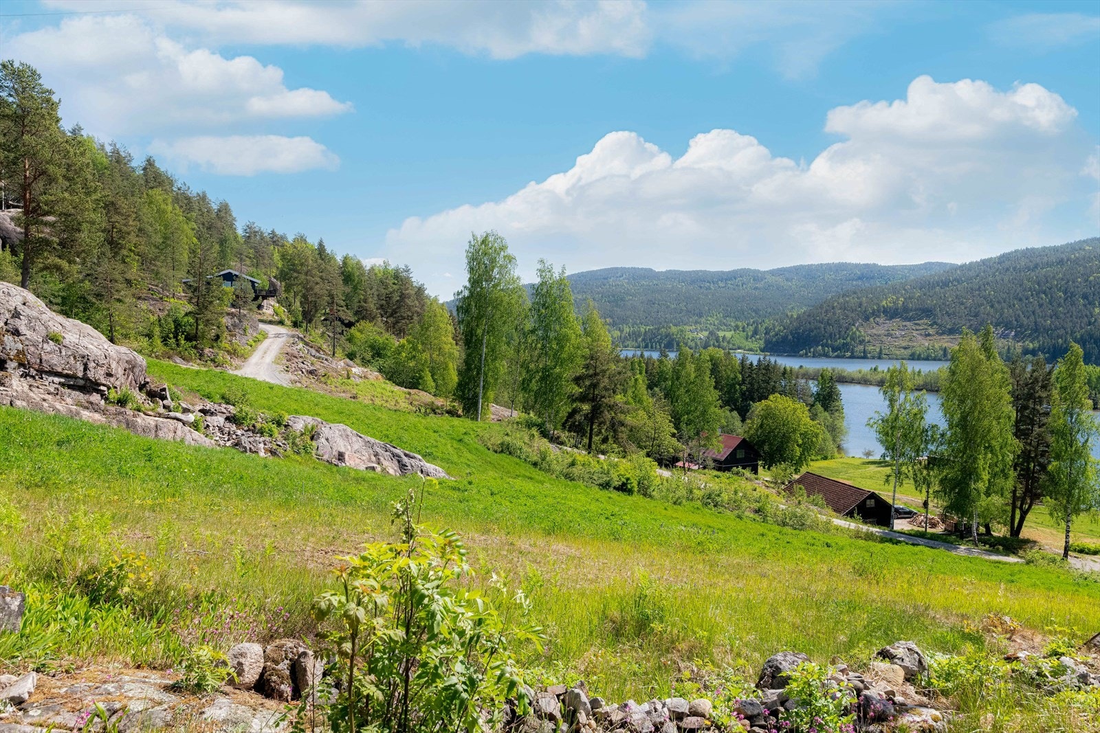 Eiendommen har en svært solrik og sjarmerende beliggenhet, høyt i feltet, med fantastisk utsikt mot Telemarkskanalen og skjønne naturområder. Galleribilde