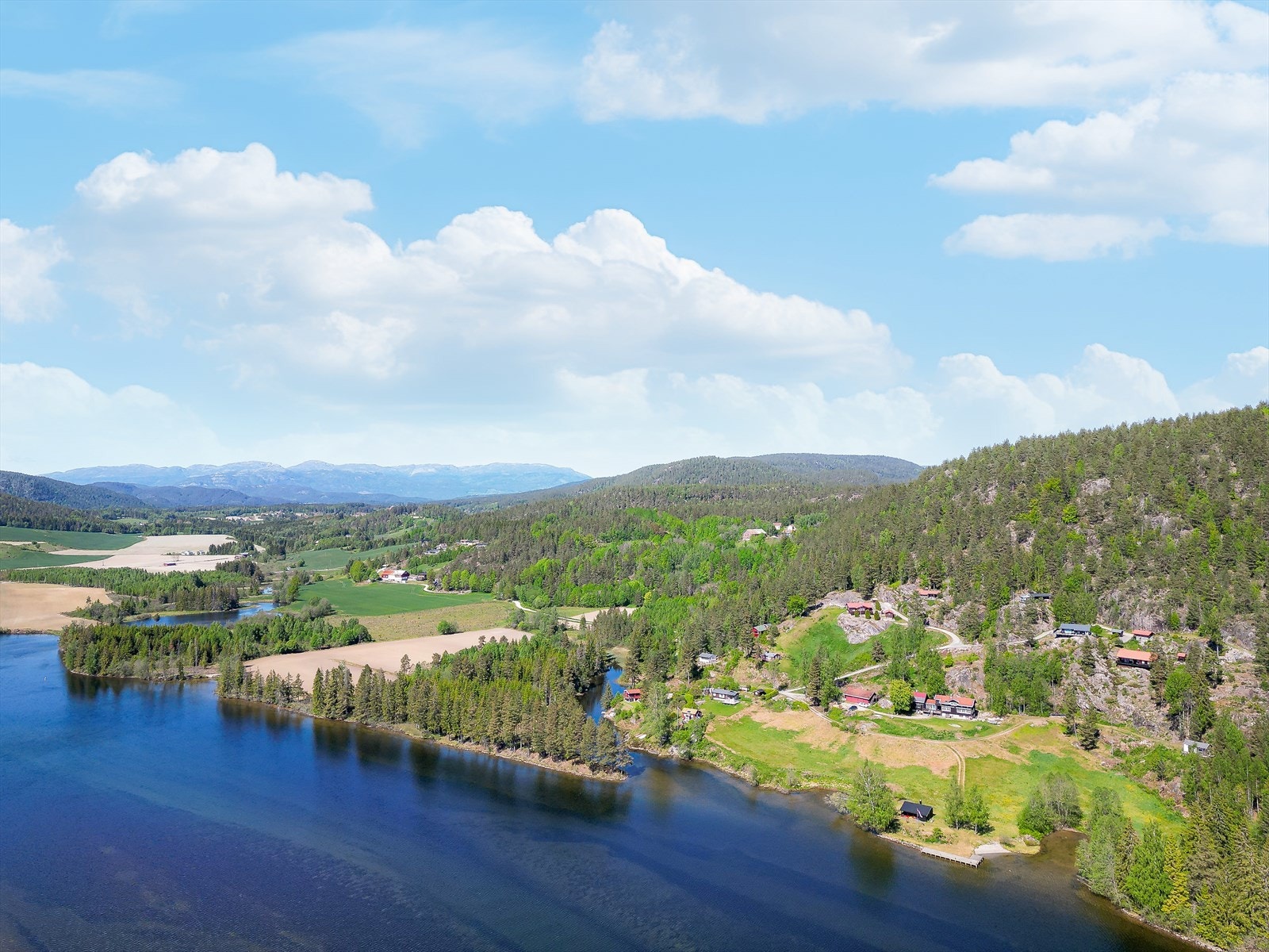 I Telemarkskanalen kan du fiske ørret, gjedde, suter, abbor og sik. Det er fritt fiske i selve kanalen, bortsett fra i Bandak og områder utenfor kanalen. Galleribilde