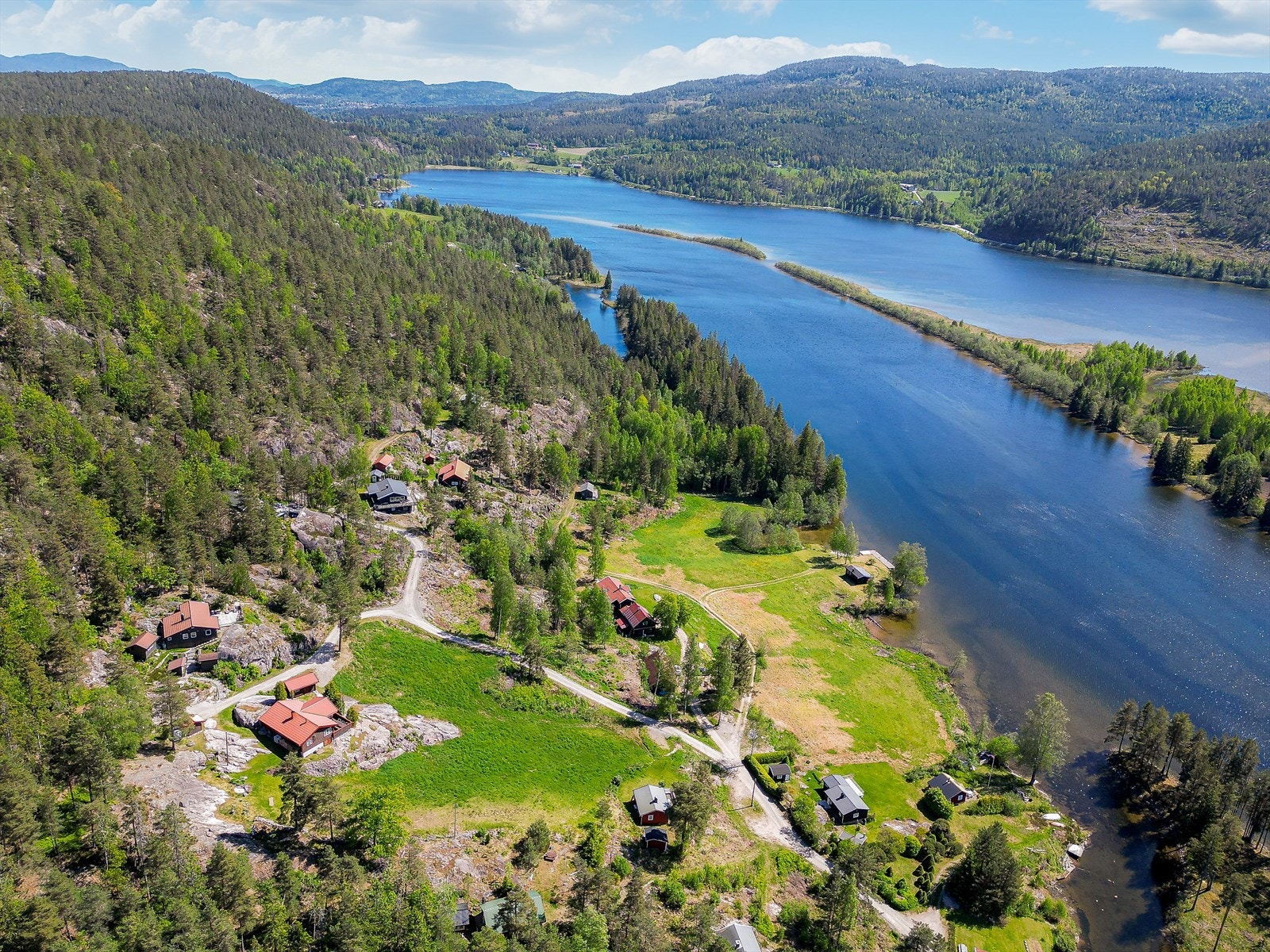 Nærområdet kan tilby flere flotte tur- og rekreasjonsområder, med blant annet topptur til Harpås eller Østre Nuke, eller tur langs Telemarkskanalen, fra Eidsfoss til Vrangfoss. Galleribilde