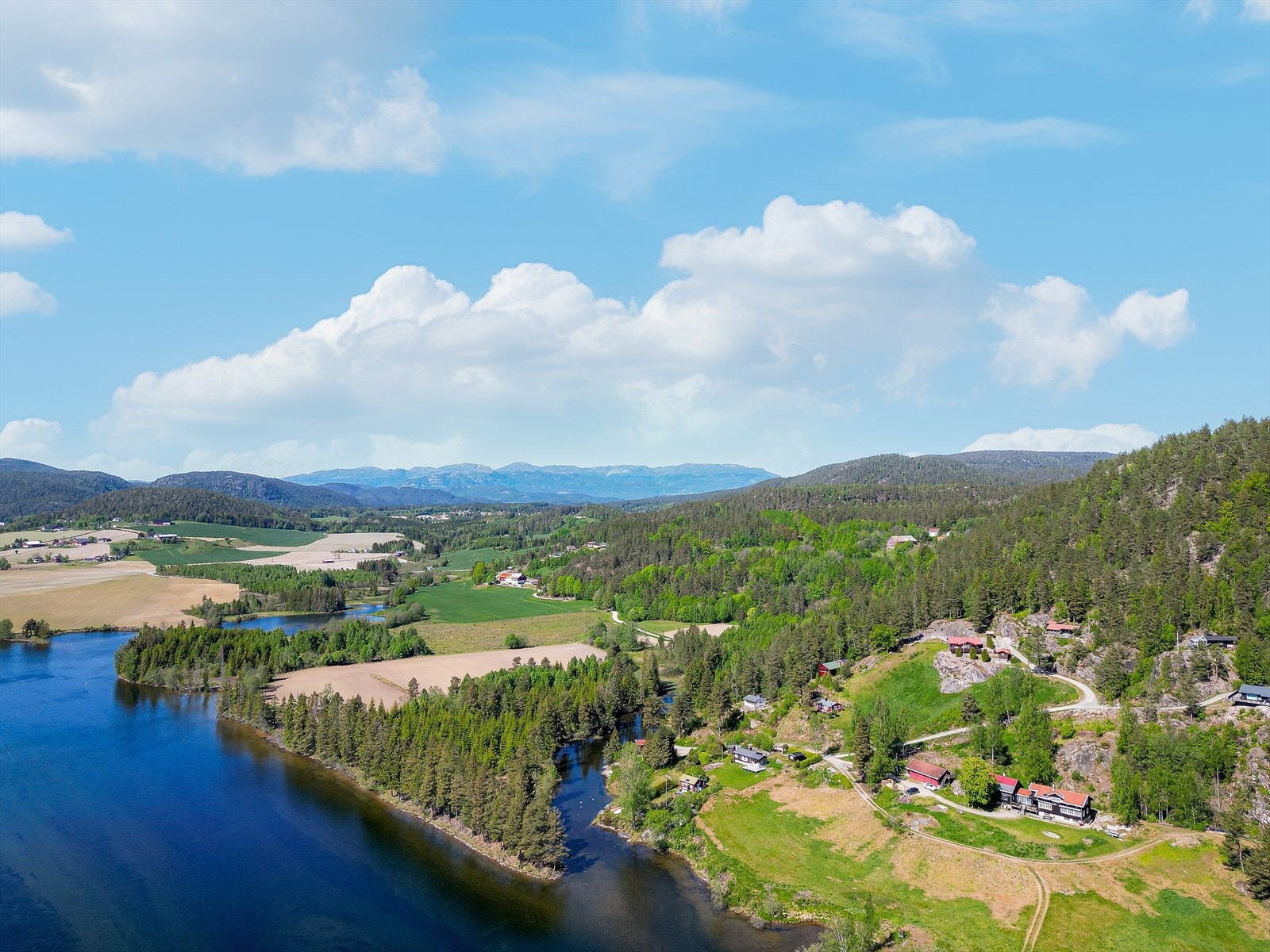 Tomt med flott utsikt mot Telemarkskanalen og naturskjønne omgivelser. Galleribilde