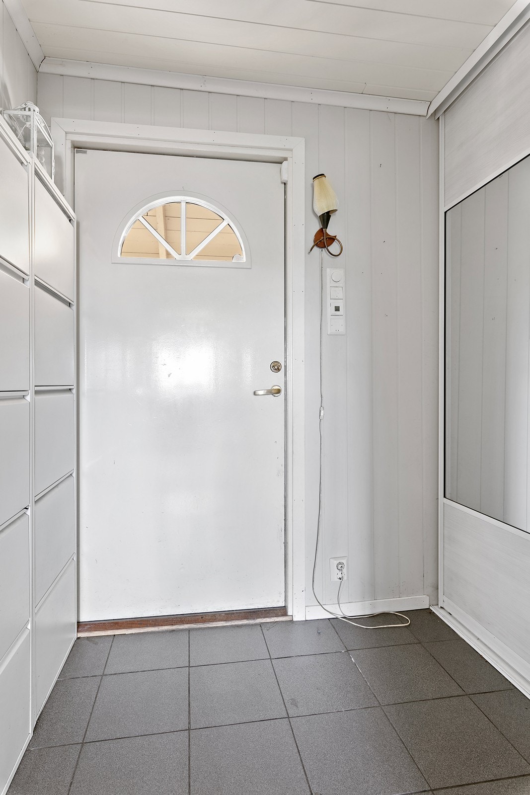 Velkommen inn! Entré med skyvedørsgarderobe Galleribilde