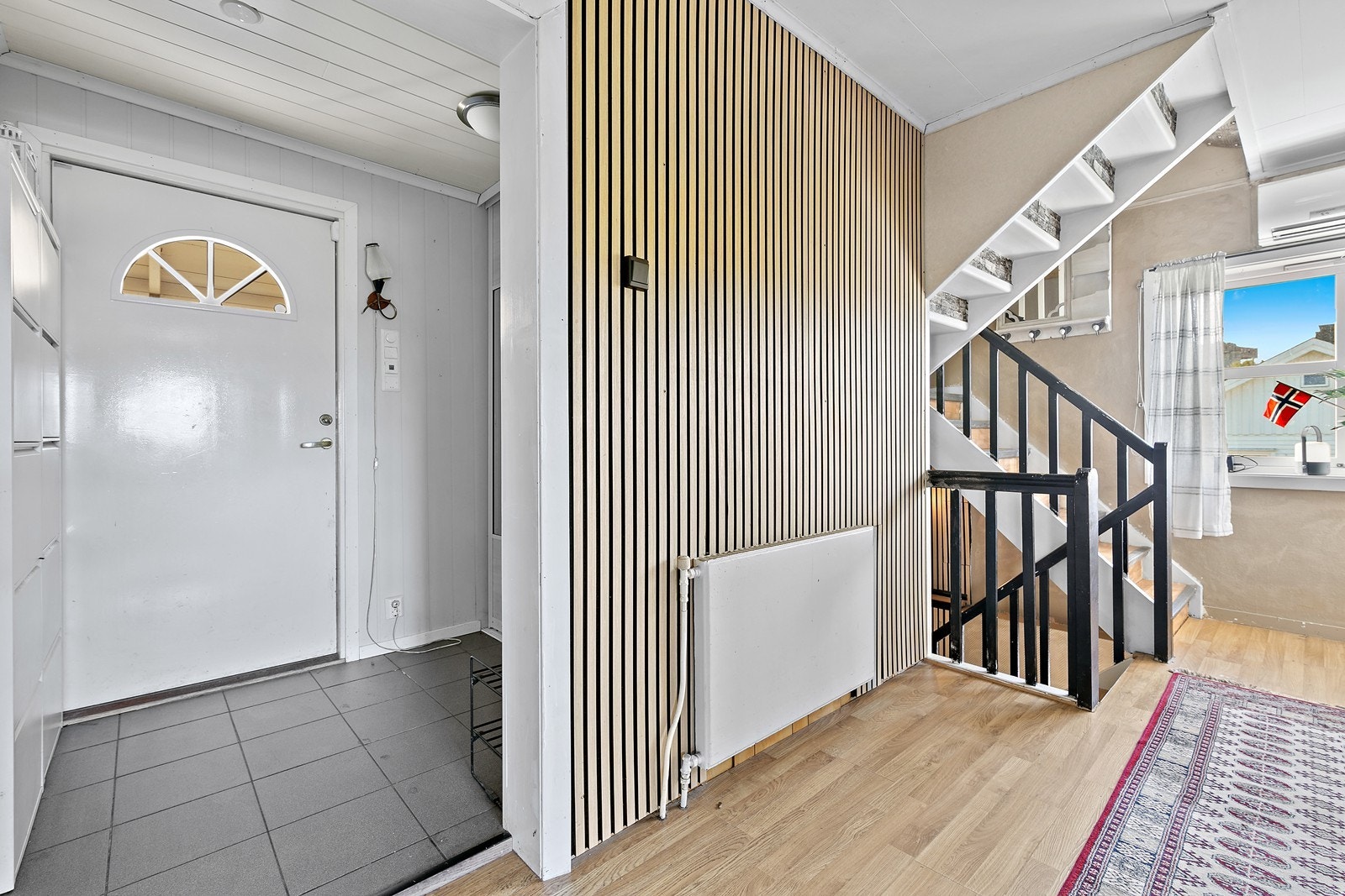 Videre ut i hall med varmepumpe Galleribilde