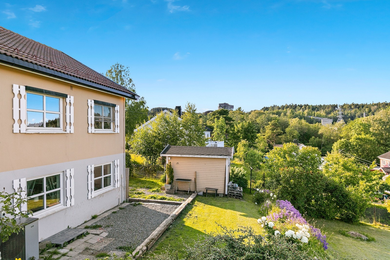 Frittstående bod i hage Galleribilde