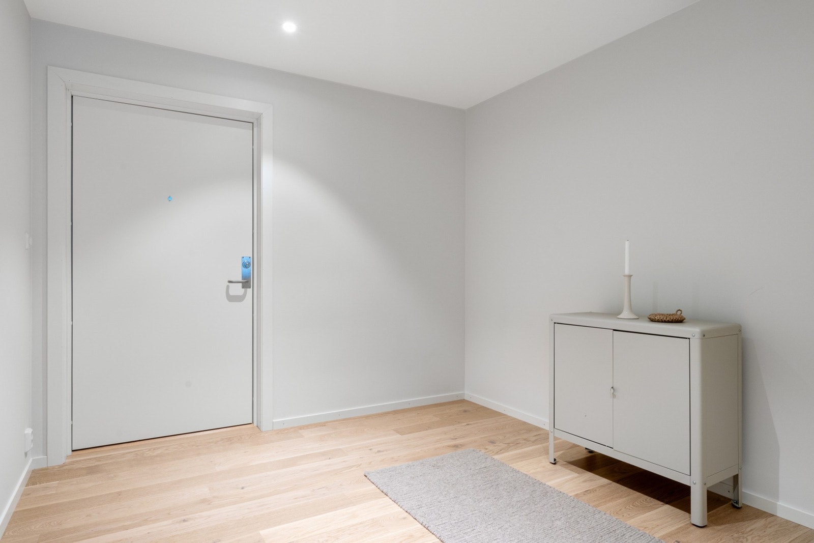 Velkommen inn. God plass til garderobe Galleribilde