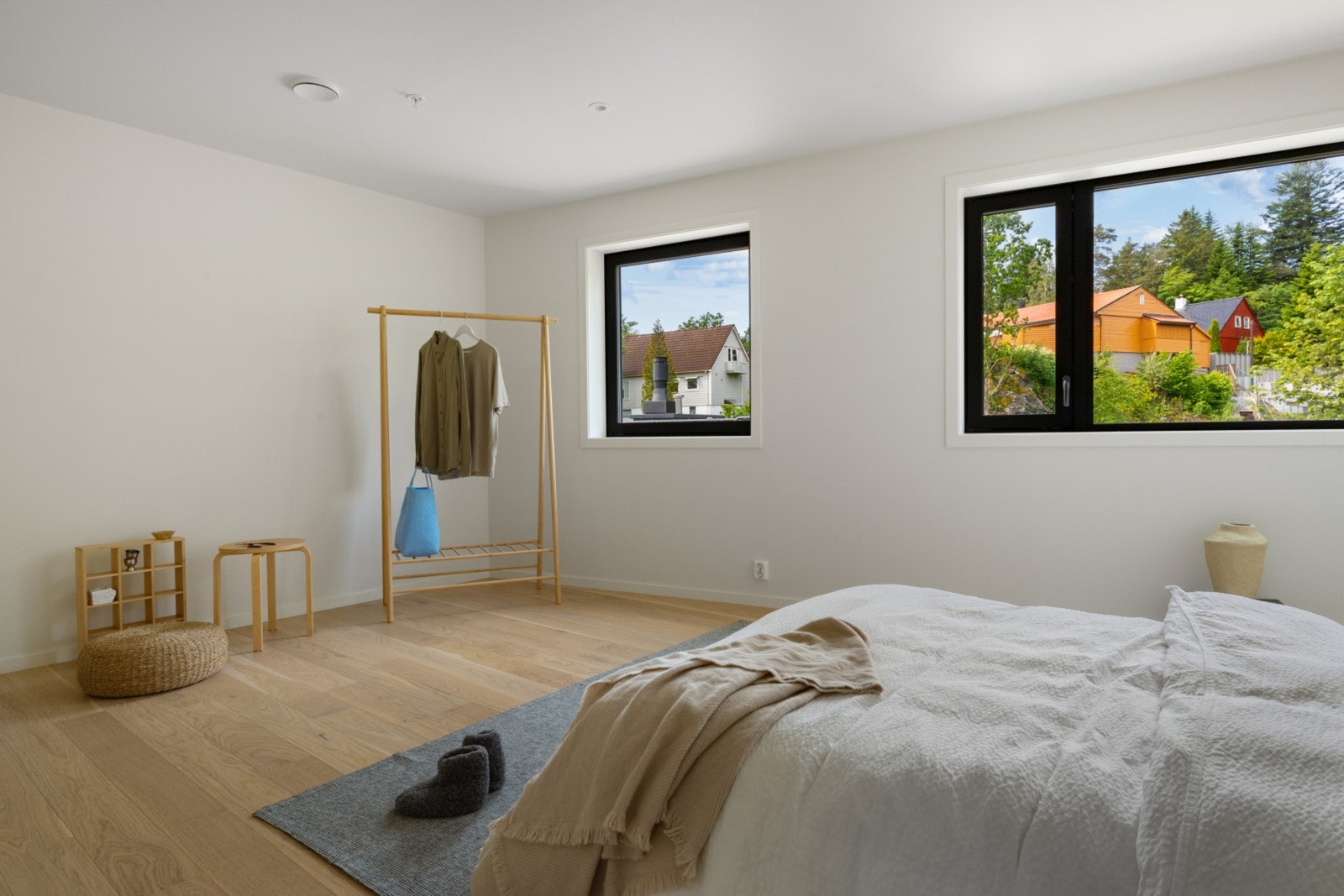 Godt lysinnslipp med to vinduer. Galleribilde