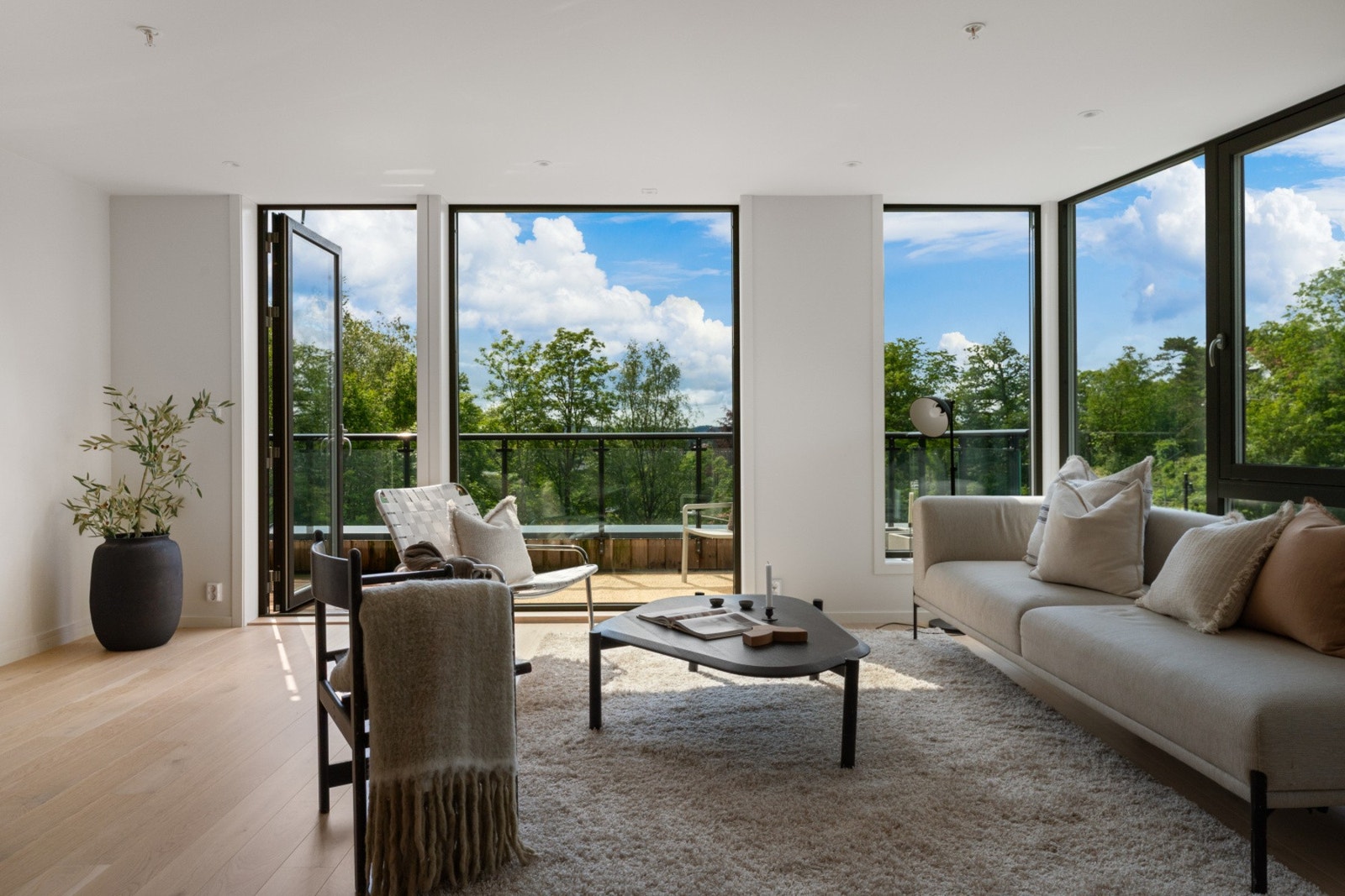 Sandbrekkevegen 20 presenteres av EIE Eiendomsmegling, ved Tor Ramsøy og Ina Sande Sætre. Foto: iMotiv, Arvid Berg. Galleribilde