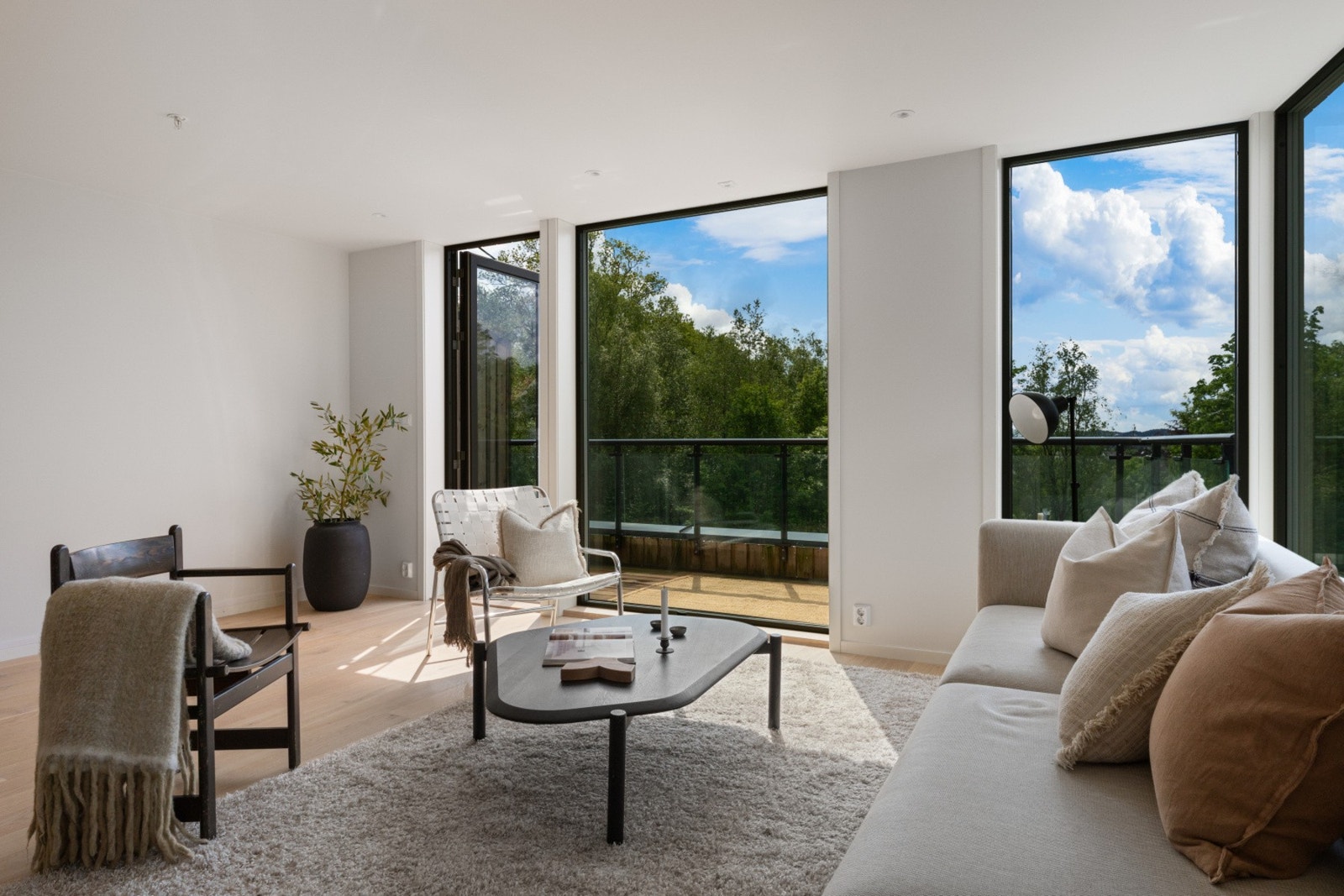 Svært romslig og luftig stue-og kjøkkenløsning. Galleribilde