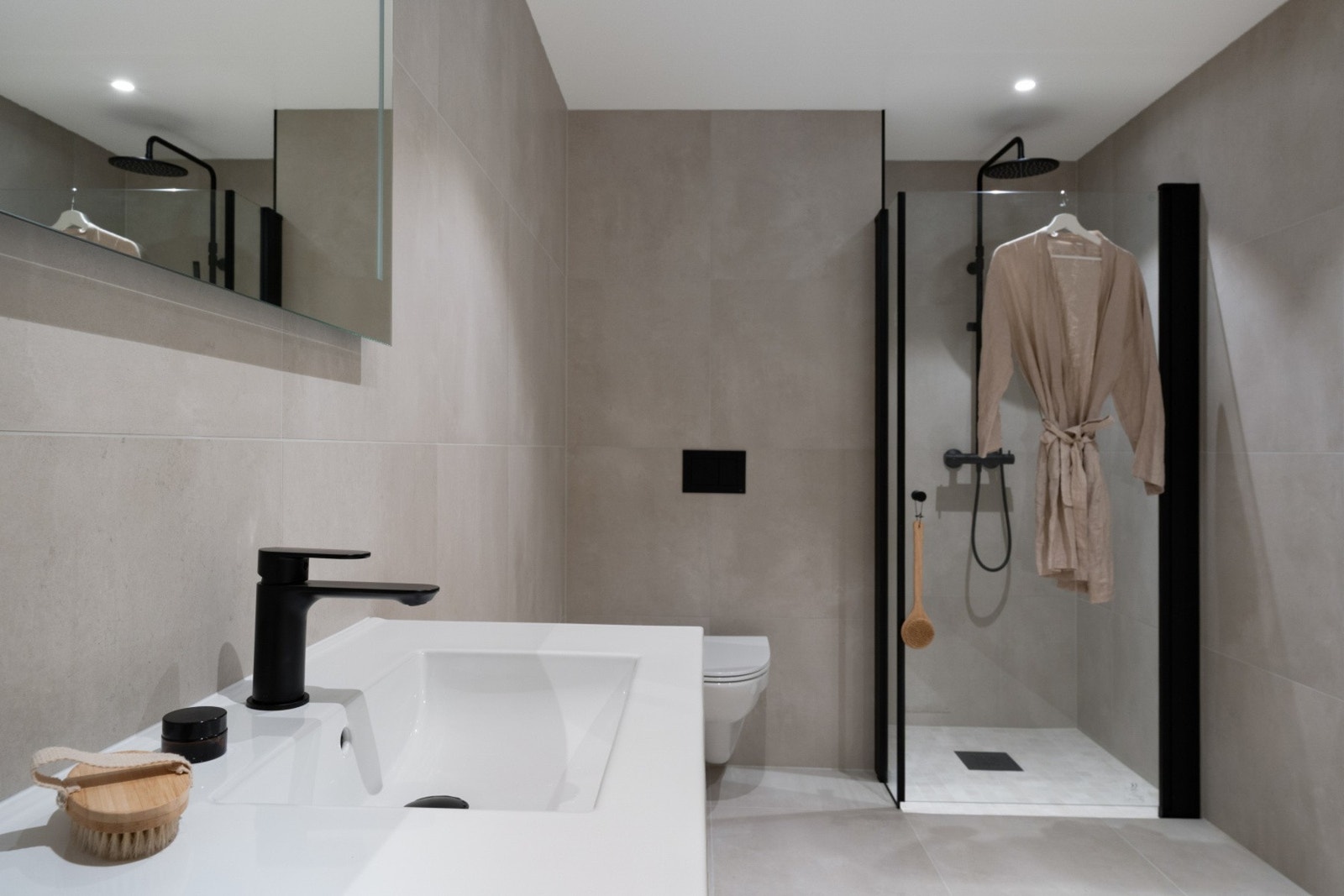 Badet er innredet med dusjnisje, toalett og servantinnredning. Galleribilde