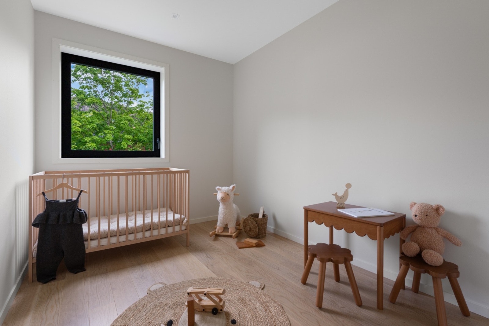 Kort vei til bad, godt lysinnslipp og høy standard er stikkord for samtlige soverom. Galleribilde