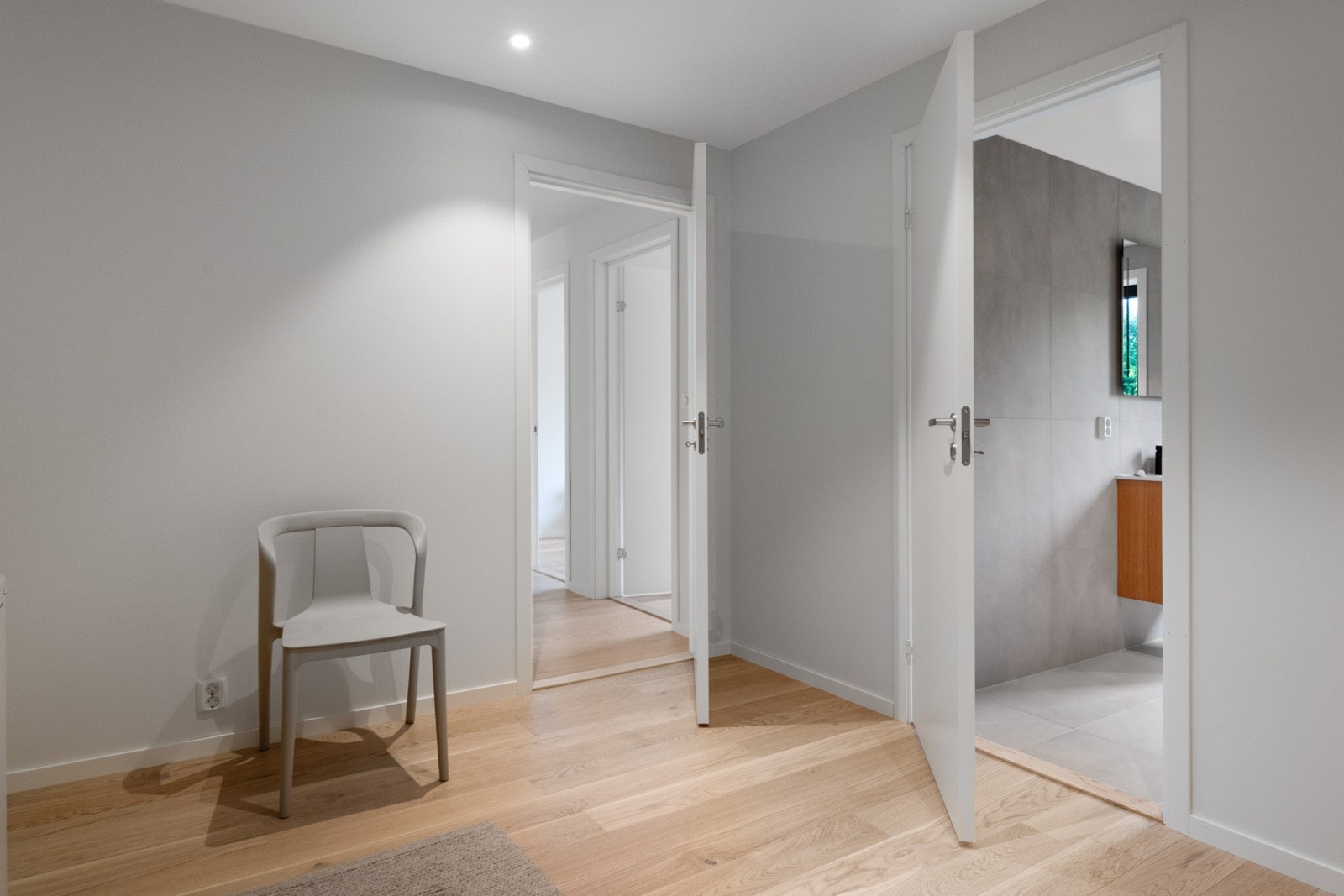 Bad og vaskerom sees inn døren Galleribilde