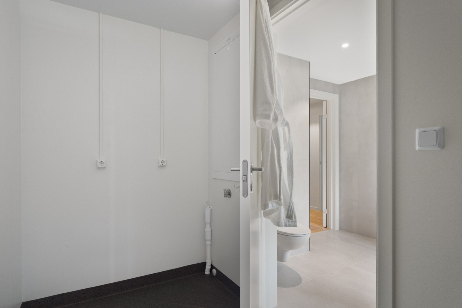 Rommet har god størrelse og inneholder alt man trenger i et praktisk vaskerom. Galleribilde