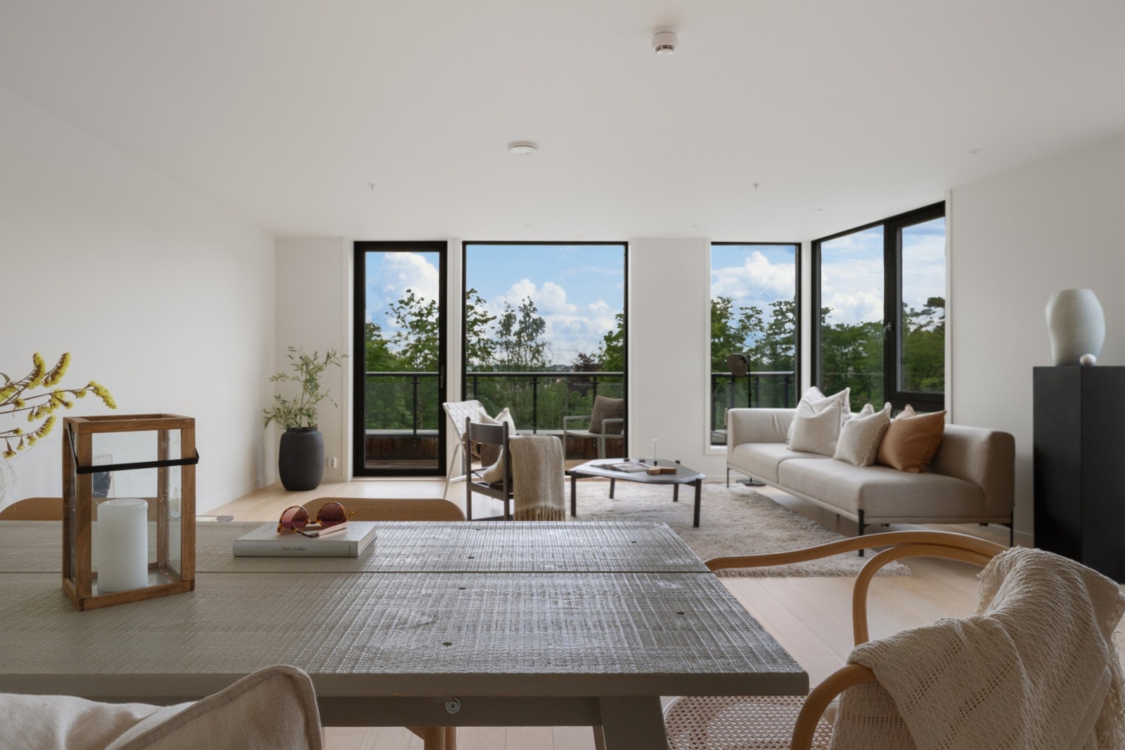 Svært god plass til møblering i flere soner. Vestvent beliggenhet gir svært gode solforhold. Galleribilde