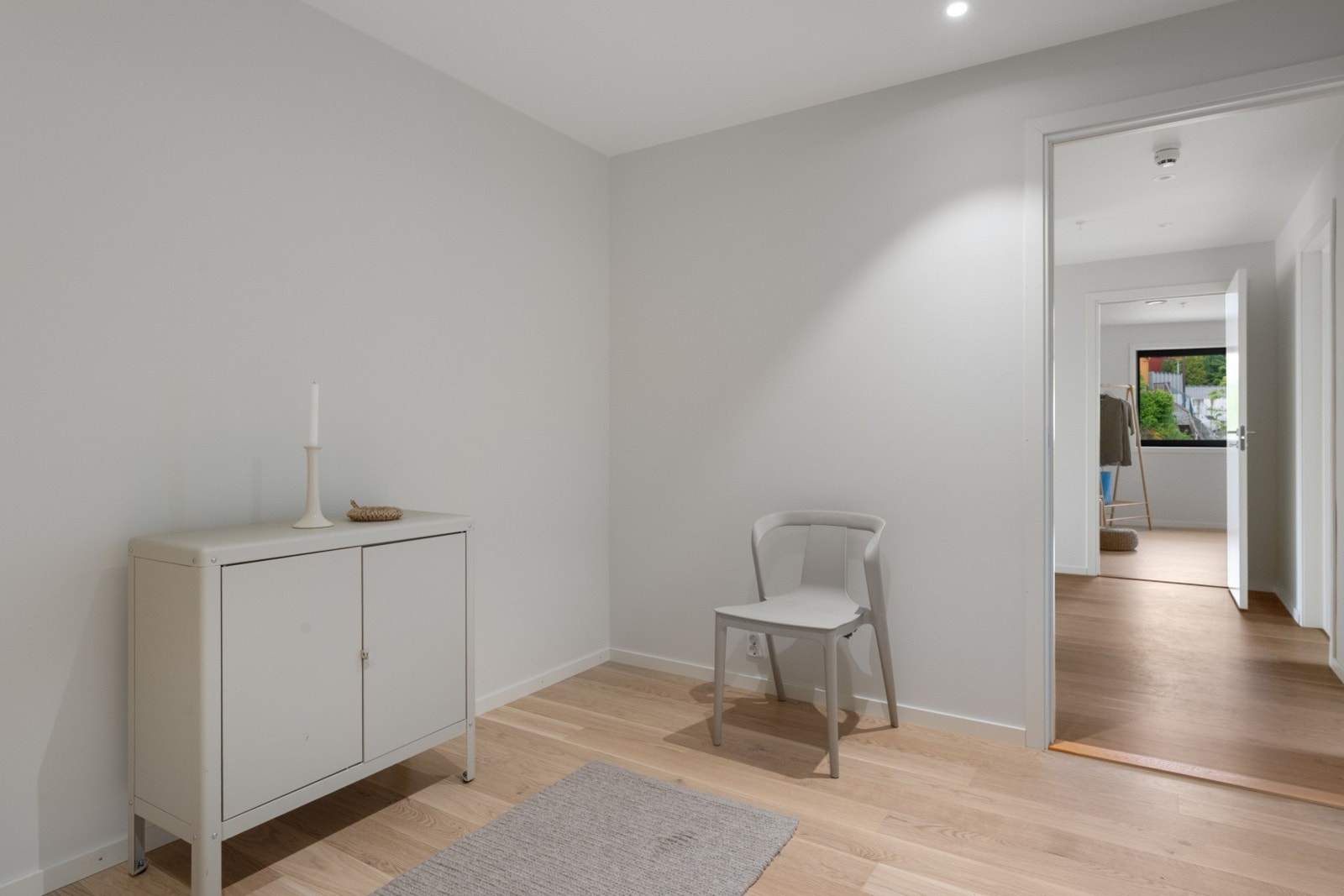 Romslig gang hvor det er rikelig med plass til oppbevaring av yttertøy. Galleribilde