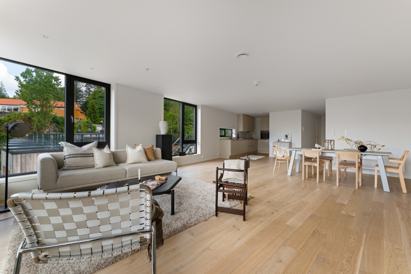 Åpen stue-og kjøkken løsning, sikrer et lyst og luftig inntrykk. Galleribilde