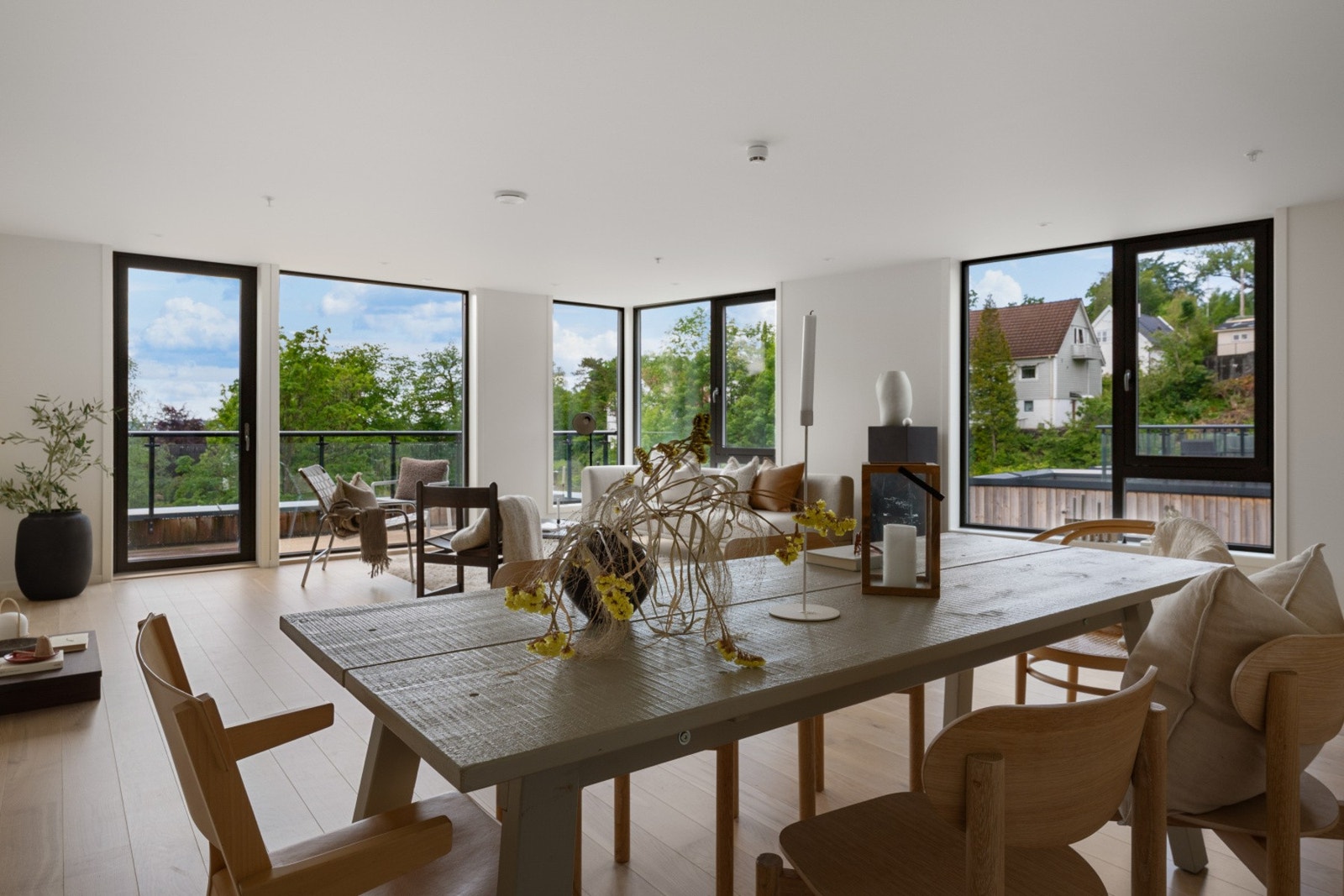 Fantastisk lysinnslipp med store vinduer og en perfekt balkong. Galleribilde