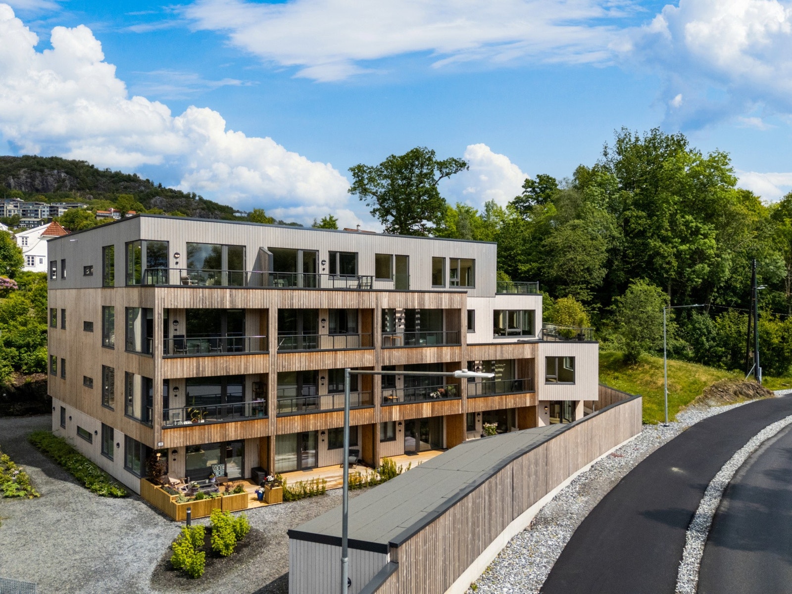 Tilbaketrukket beliggenhet, kun 5/7 minutter til fots fra bybanen, rema 1000 og treningssenter Galleribilde