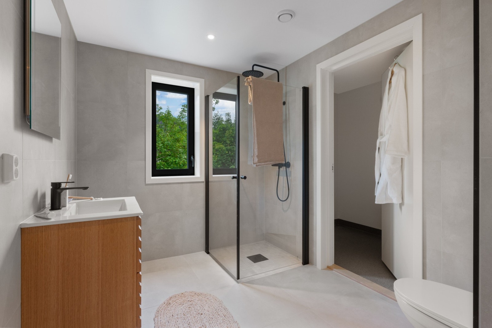 Baderommet har vaskerom beliggende vegg i vegg. Galleribilde