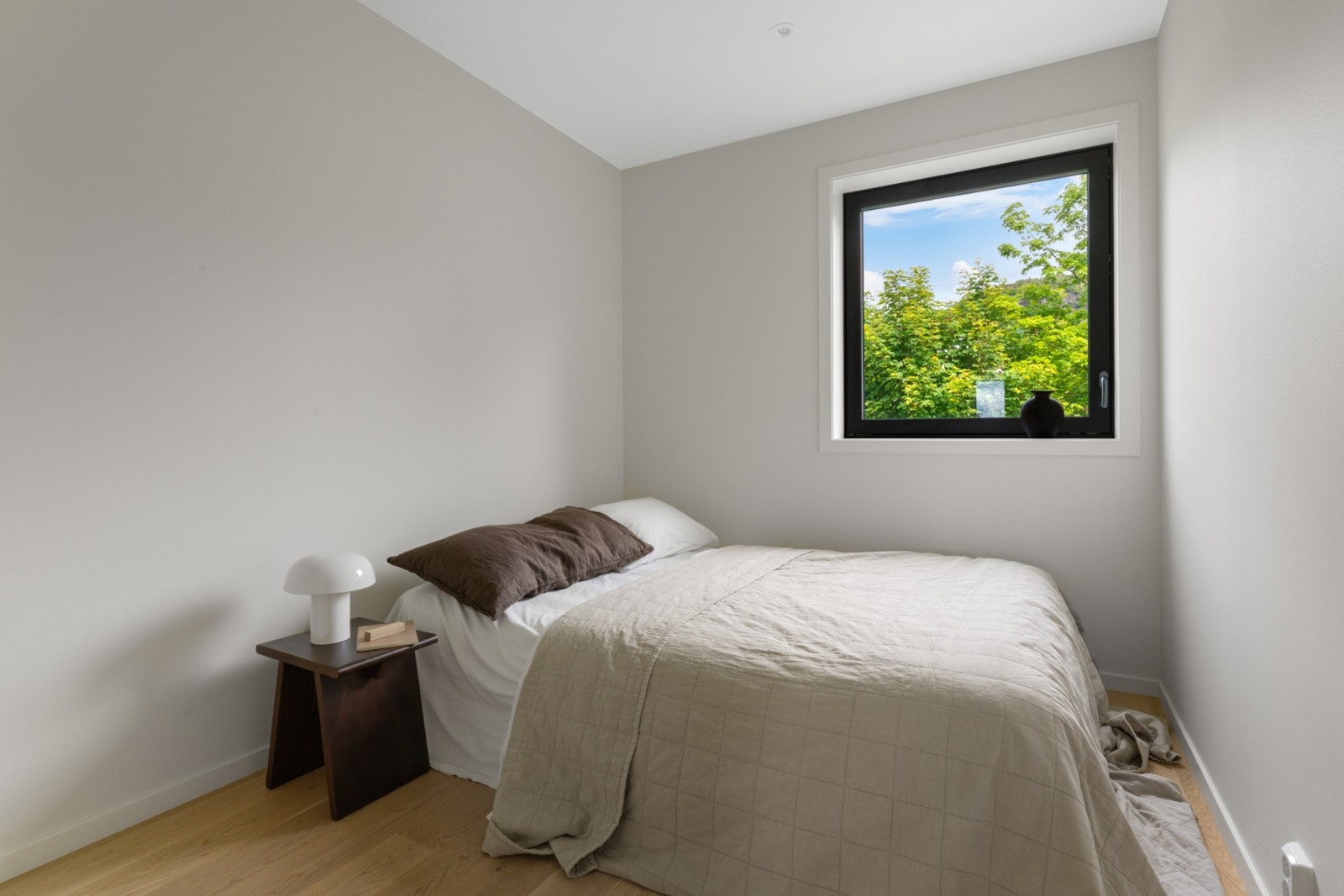 Nok et lyst og trivelig soverom med god plass til dobbeltseng. Galleribilde