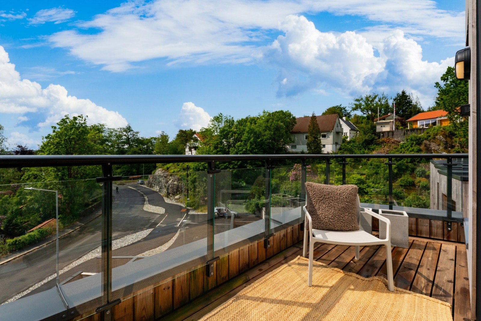 Fra stuen er det utgang til en koselig balkong med meget gode solforhold. Galleribilde