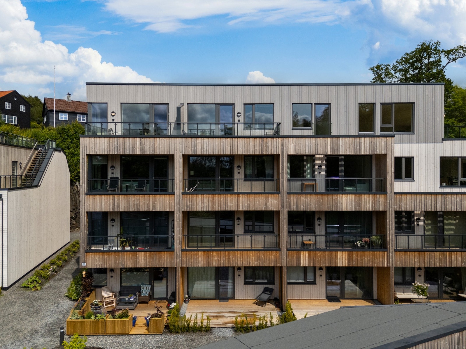 Øverst på hjørnet til venstre. Galleribilde