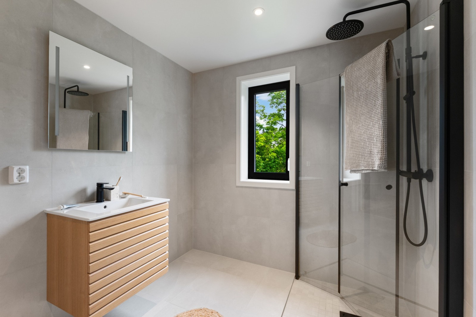 Flott bad med en ren og skandinavisk stil. Galleribilde