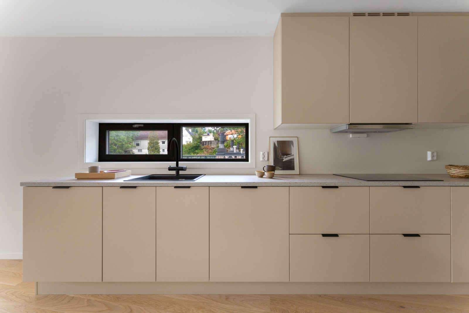 Slette fronter av flott farge med sorte håndtak. Galleribilde