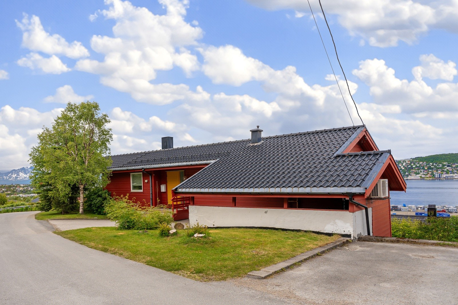 Særdeles flott beliggenhet på eiendommen. Gode parkeringsmulignheter.