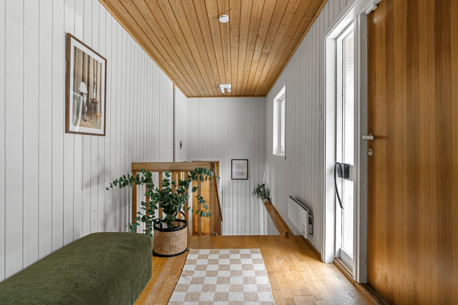 Hyggelig inngangsparti med god plass for å etablere lekre oppbevaringsløsninger.