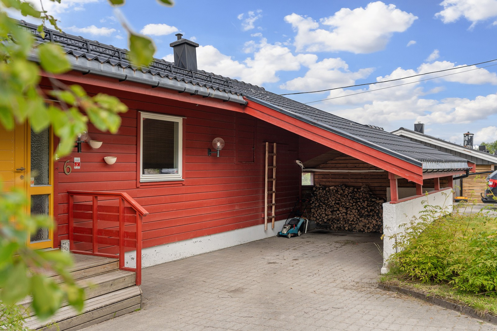 Pent opparbeidet inngangsparti, med parkering i carport.