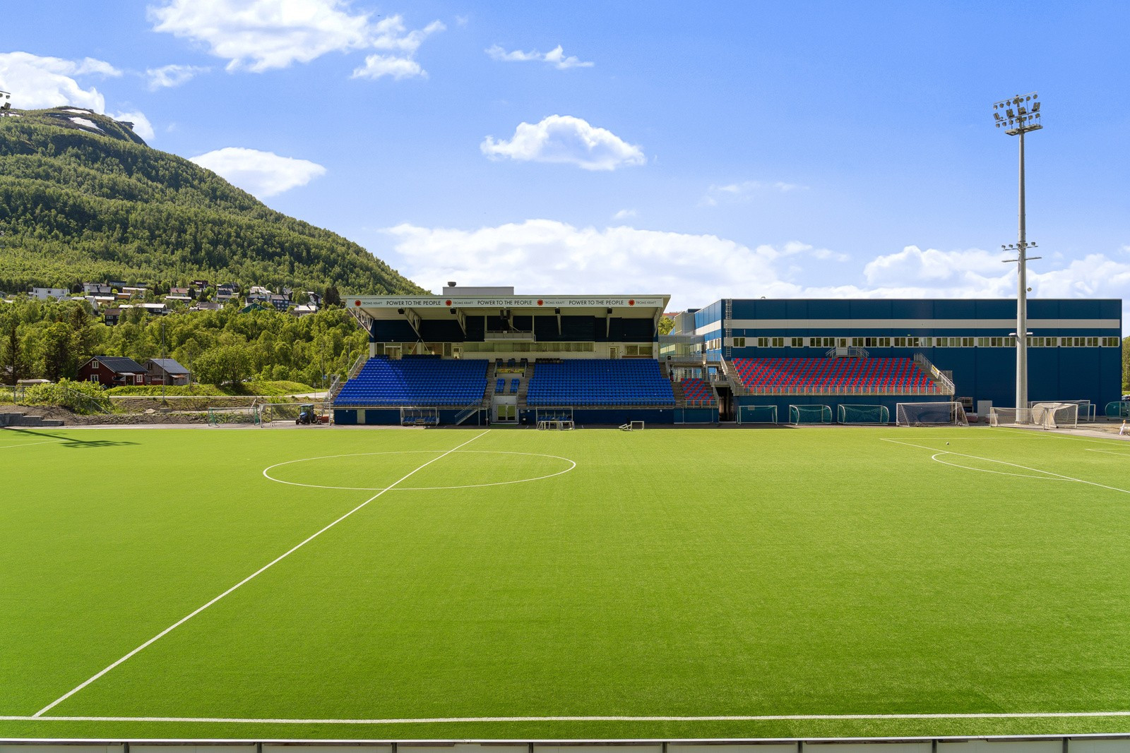 TUIL Arena med utallige aktivitetsmuligheter ligger i gåavstand fra boligen.
