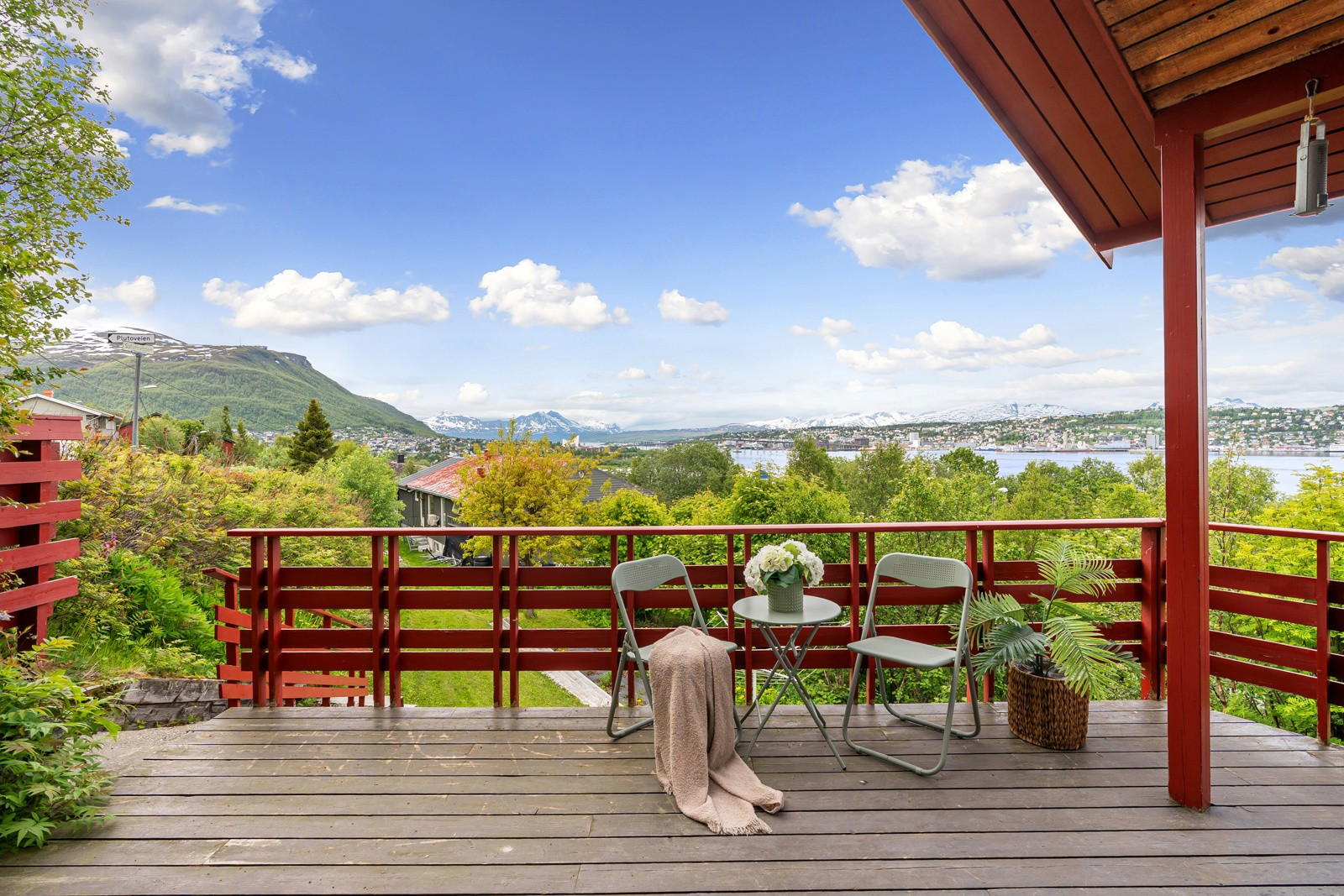 Delvis overbygd og god plass for utemøbler, grill og beplantning.