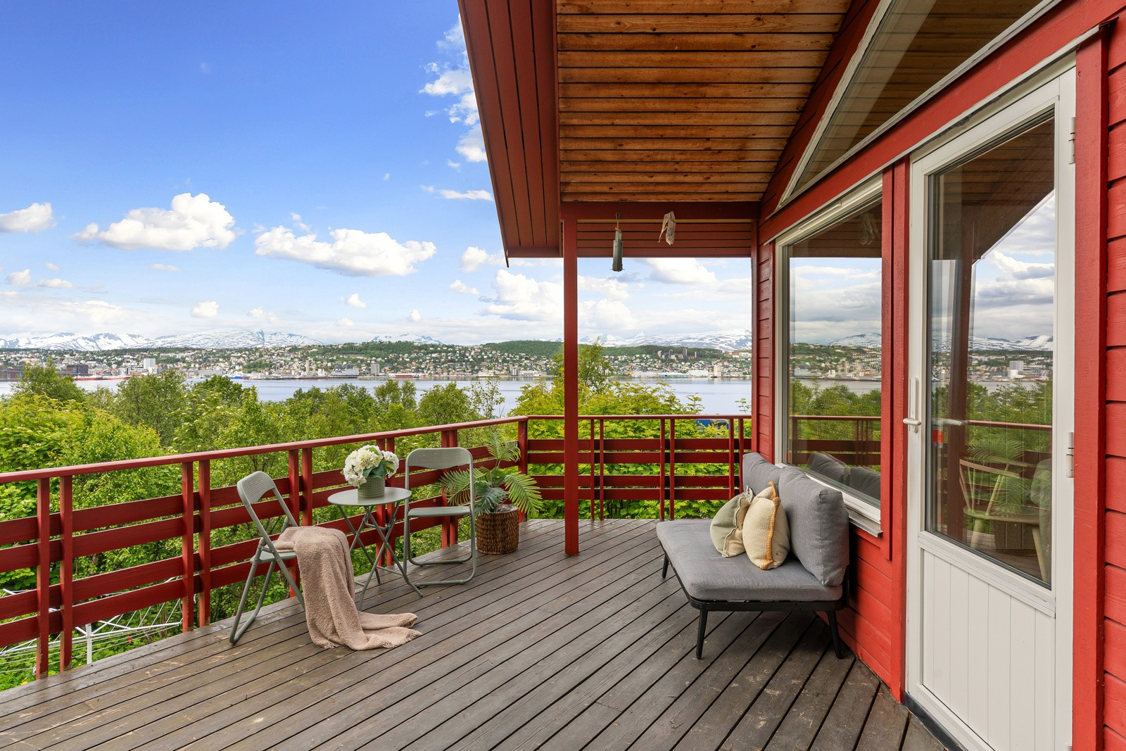 Fantastiske uteområder med sør og vestvendt veranda.