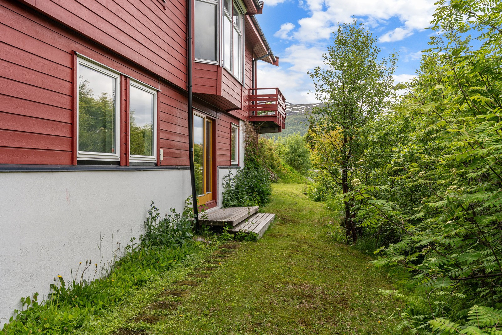 Utgang fra kjellerstuen til nedsiden av boligen.