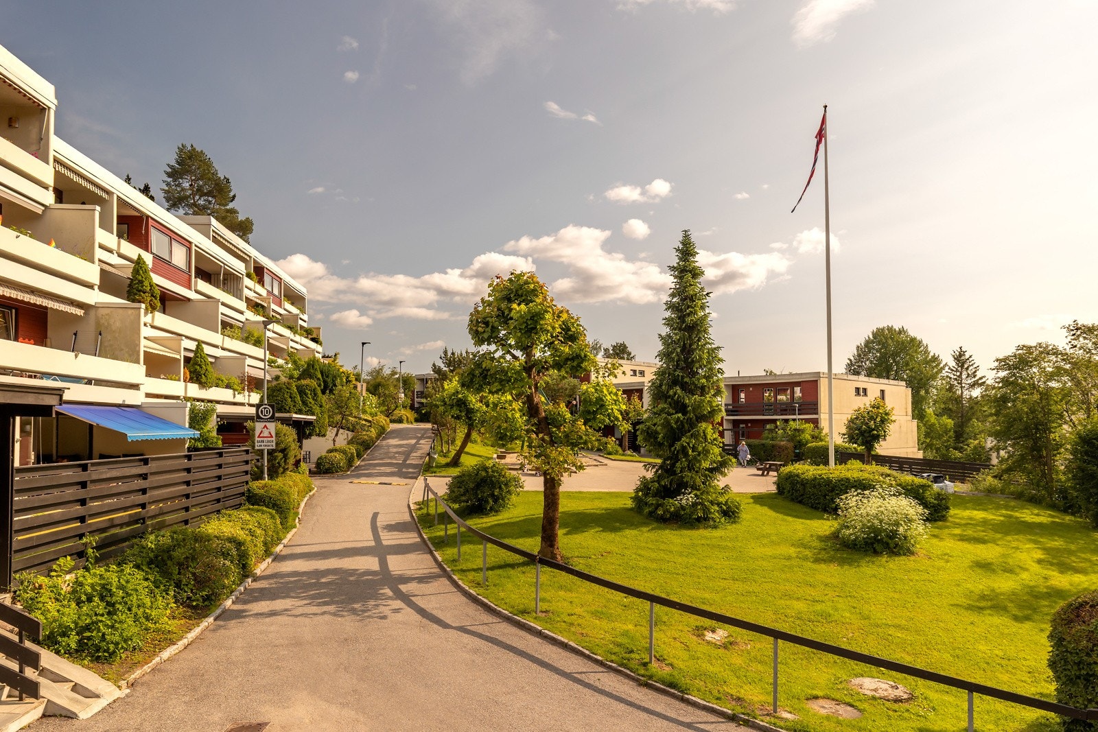 Eiendommen ligger i et sentralt, skjermet og meget attraktivt boligområde på Ullern/Lysejordet, uten trafikkstøy Galleribilde