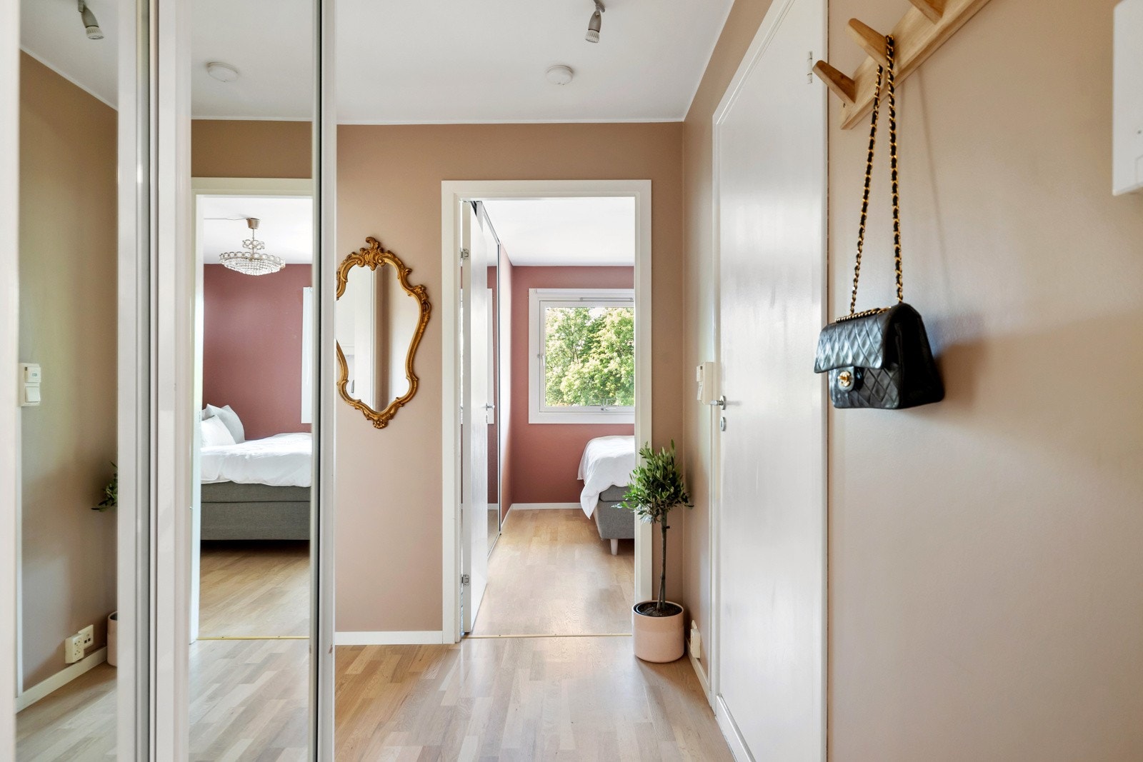 Rosmlig entré der klær og sko kan ryddes pent vekk i skyvedørsgarderobe og det er ellers god plass til knaggrekker, skohyller og andre ønskede løsninger Galleribilde