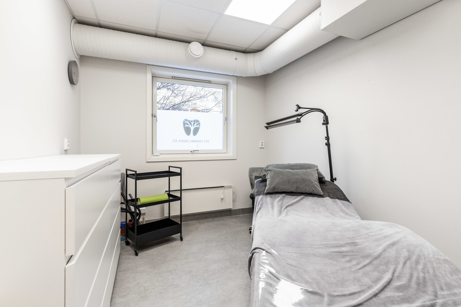 Lokalene er delt inn i tre behandlingsrom med gode vindusflater Galleribilde