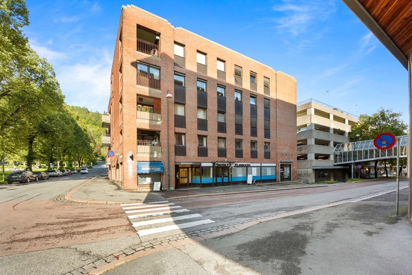 Det er gateparkering i området, parkeringshus i nabobyggene, samt et godt kollektivtilbud via buss på Bragernessiden og togstasjon rett over broen på Strømsø. Galleribilde